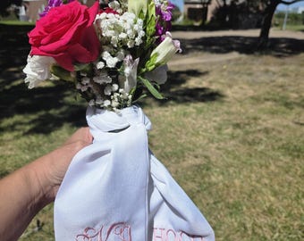 Spersonalizowany bukiet na bal maturalny – z monogramem, na powitanie absolwentów, jako pamiątka balu maturalnego