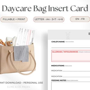 Può includere: Una borsa tote beige con un motivo strutturato, riempita con articoli per bambini e una scheda di inserimento per l'asilo nido. La scheda ha sezioni per il nome del bambino, allergie, farmaci e note sull'alimentazione. Il testo sulla scheda recita "Daycare Bag Insert Card".
