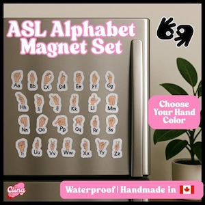 Könnte beinhalten: ASL Alphabet Magnet Set mit den Buchstaben A-Z in Gebärdensprache. Die Magnete werden auf einem Kühlschrank angezeigt. Der Text "Choose Your Hand Color" befindet sich auf einem rosa Rechteck. Der Text "Waterproof | Handmade in" befindet sich auf einem rosa Rechteck.