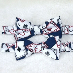 Set papillon padre figlio, papillon in cotone preannodati con carte da poker su sfondo blu navy, papillon abbinati, regalo per la festa del papà