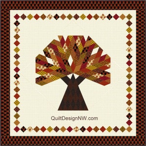 Pode incluir: Um padrão de colcha com uma árvore de outono colorida com um tronco marrom e uma borda de diamantes vermelhos, laranja e amarelos. O texto "QuiltDesignNW.com" está na parte inferior da colcha.