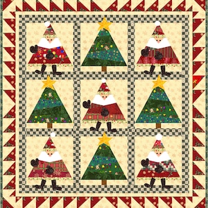 Può includere: Un disegno di trapunta a patchwork con nove alberi di Natale con figure di Babbo Natale. Gli alberi sono verdi, rossi e bianchi con stelle dorate in cima. Lo sfondo è di colore crema con un motivo a scacchi neri e bianchi.
