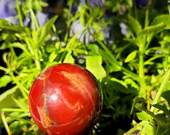 Esfera de Mookaite, pedra de jaspe vermelho vibrante, 5 cm de diâmetro, 255 g de peso.