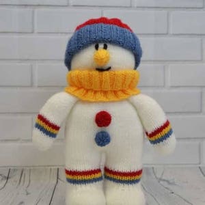 Festliga stickningar Snögubbe stickmönster, Stickad docka A5