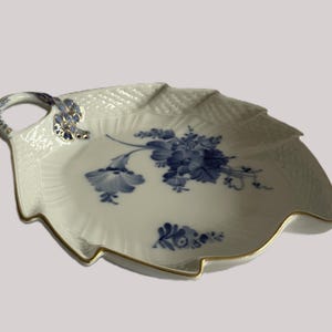 Royal Copenhagen , blattförmige Schale - Serie &#39; Blaue Blume Geschweift &#39; mit Goldrand