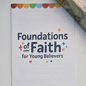 Op de afbeelding: Een wit boekje met de titel "Foundations of Faith for Young Believers" met een kleurrijke rand en accenten. Het boekje ligt naast een doos met het label "Adventure Bible".