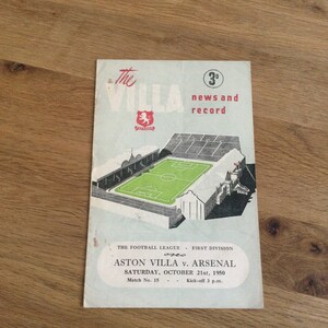 Puede incluir: Un programa vintage para un partido de fútbol entre Aston Villa y Arsenal. El programa presenta un dibujo del estadio Villa Park y la fecha del partido, 21 de octubre de 1950.
