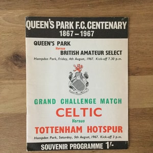 Könnte beinhalten: Ein schwarz-weißes Programm für das Queen's Park F.C. Centenary, mit einem Wappen und Text, der lautet "Queen's Park F.C. Centenary 1867-1967", "Queen's Park Versus British Amateur Select", "Hampden Park, Friday, 4th August, 1967. Kick-off 7.30 p.m.", "Grand Challenge Match Celtic Versus Tottenham Hotspur", "Hampden Park, Saturday, 5th August, 1967. Kick-off 3 p.m.", und "Souvenir Programme 1/-."