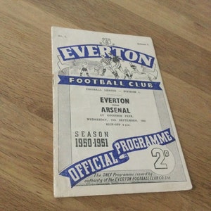 Op de afbeelding: Een vintage programma voor een voetbalwedstrijd tussen Everton Football Club en Arsenal. Het programma is gedateerd 13 september 1950 en bevat het clublogo en de woorden "Official Programme" in blauw.