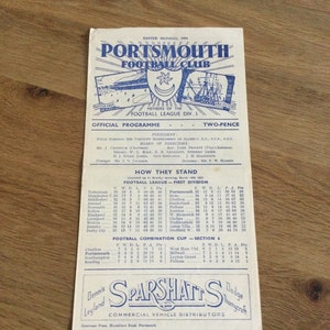 Op de afbeelding: Een vintage programma voor een wedstrijd van Portsmouth Football Club op tweede paasdag 1951. Het programma toont een blauw en wit wapenschild met een halve maan en een schip. Het programma geeft de stand van het team in de eerste divisie van de Football League en in sectie 4 van de Football Combination Cup. Het programma bevat ook een advertentie voor Dennis Leyland Sparshatt Dodge, dealers in bedrijfsvoertuigen.