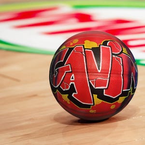 Ballon de basket personnalisé avec un nom peint à la main en graffiti à l'aérographe - Cadeau de basket-ball personnalisé unique