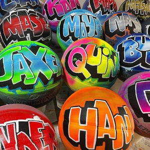 Balón de baloncesto personalizado con nombre - Diseño colorido pintado a mano