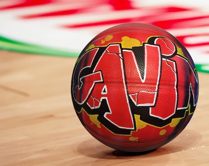 Ballon de basket personnalisé avec un nom peint à la main en graffiti à l'aérographe - Cadeau de basket-ball personnalisé unique