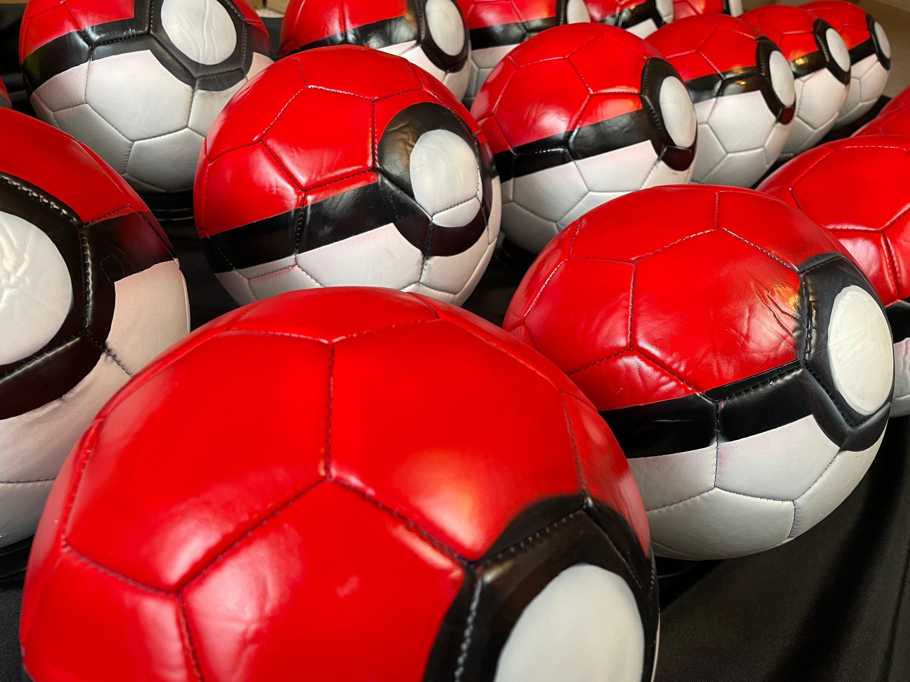 Pelota de fútbol pintada como una Pokeball de Pokémon Pelota de fútbol  pintada a mano