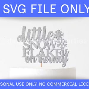 以下が含まれることがあります： 「little snowflake is on the way」の文字が入った、銀色のグリッターケーキトッパー。トッパーは白い表面にあります。画像の上部には「SVG FILE ONLY」というテキストがあり、下部には「PERSONAL USE ONLY. NO COMMERCIAL LICENSE」というテキストがあります。