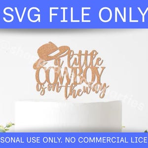 以下が含まれることがあります： 「A little cowboy is on the way」の文字とカウボーイハットのデザインが施された、明るい茶色の木製ケーキトッパー。白いケーキの上に置かれています。「SVG FILE ONLY」の文字が上部にあります。