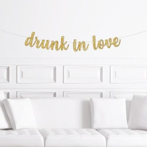 Drunk in Love Cursive Banner / Gold Glitter Bachelorette Party Sign / Bridal Shower / Stagette/ Funny Saying / Glitter Decorations Hen Do