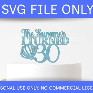 Può includere: Un topper per torta glitterato azzurro con il testo The Summer I Turned 30 e una grafica a forma di conchiglia. Il design è presentato solo come file digitale SVG per uso personale su uno sfondo bianco semplice.