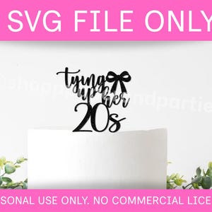 Könnte beinhalten: Ein schwarzer Tortenaufsatz mit dem Text "Tying up her 20s" und einer Schleife. Die Wörter und die Schleife sind in einer Schreibschrift. Das Bild enthält auch den Text "SVG FILE ONLY" und "PERSONAL USE ONLY. NO COMMERCIAL LICENSE."