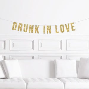 Drunk in Love Banner / Gold Bachelorette Party Sign / Bridal Shower / Stagette/ Funny Saying / Glitter Decorations Hen Do Bride Heart