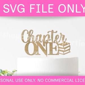 以下が含まれることがあります： 「Chapter ONE」の文字と本のイラストが入った、金色のグリッターケーキトッパー。「SVG FILE ONLY」の文字が上部に、「PERSONAL USE ONLY. NO COMMERCIAL LICENSE」が下部にあります。