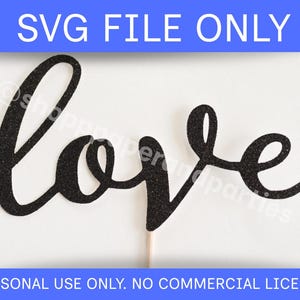 Op de afbeelding: Zwarte glitter "love" taarttopper met een houten stokje. Het woord "love" is geschreven in een cursief lettertype. De bovenkant van de afbeelding heeft de tekst "SVG FILE ONLY" en de onderkant de tekst "PERSONAL USE ONLY. NO COMMERCIAL LICENSE".