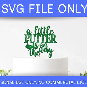 Puede incluir: Un adorno para pastel de purpurina verde con el texto "a little putter is on the way". El adorno está encima de un pastel blanco. La parte superior de la imagen tiene el texto "SVG FILE ONLY" en blanco sobre un fondo azul.