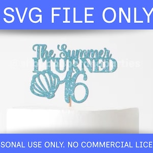 Può includere: Un topper per torta glitterato azzurro con il testo The Summer TURNED 16 e una grafica a forma di conchiglia. Il design è presentato solo come file digitale SVG, destinato all'uso personale, su uno sfondo bianco uniforme.