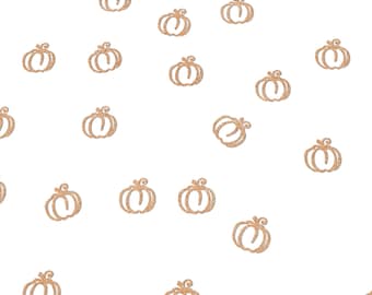 Puede incluir: Un fondo blanco con un patrón disperso de calabazas doradas con purpurina.
