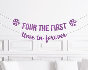 Puede incluir: Una pancarta de purpurina morada con el texto "FOUR THE FIRST time in forever" y adornos de copos de nieve. La pancarta está colgada en una pared blanca, encima de un sofá blanco. Ideal para una fiesta de cumpleaños.