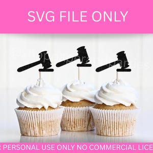 Könnte beinhalten: Drei Cupcakes mit weißem Zuckerguss, jeweils mit einer schwarzen Hammer-Dekoration. Die Cupcakes befinden sich in weißen Papierförmchen. Der Text "SVG FILE ONLY" und "FOR PERSONAL USE ONLY NO COMMERCIAL LICENSE" ist sichtbar.
