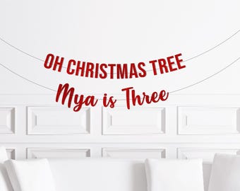 Puede incluir: Pancarta de Navidad roja con purpurina con el texto "Oh Christmas Tree Mya is Three".