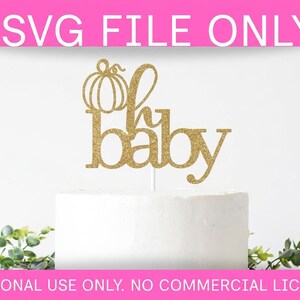 Puede incluir: Un adorno para pastel con purpurina dorada que presenta un icono de calabaza y el texto oh baby. El diseño se presenta como un archivo digital. El texto SVG FILE ONLY aparece en la parte superior y PERSONAL USE ONLY. NO COMMERCIAL LICENSE abajo.