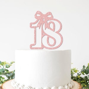 18e anniversaire de gâteau, fille. Décoration d'anniversaire avec noeud fantaisie, dix-huit ans, coquette, girly, féminin, chiffre 18