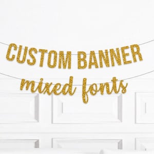 Puede incluir: Una pancarta dorada con purpurina con las palabras "CUSTOM BANNER" en letras de imprenta y "mixed fonts" en cursiva. La pancarta cuelga sobre un fondo blanco con un diseño de puerta.