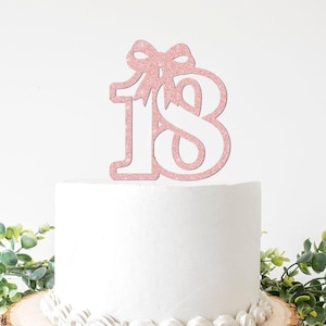 18歳の誕生日ケーキトッパー（女の子用）。華やかなリボンで飾られたスイートエイティーンのバースデーデコレーション。コケット、ガーリー、フェミニン、18番