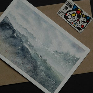 Postal acuarela original y única, acuarela niebla, acuarela cabaña, acuarela paisaje, acuarela montañas, acuarela bruma, regalo, misterio