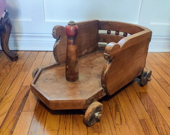 Antikes primitives Kinderwagen-Spielzeug aus Holz