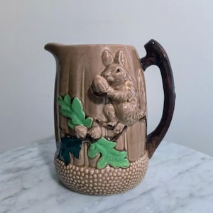 Jarra de cerámica tridimensional con forma de ardilla, bellotas y hojas de roble