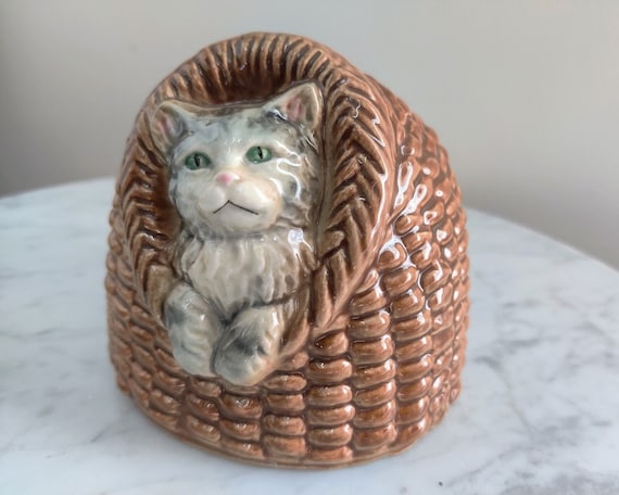 ヴィンテージ ゲーベル 1974 貯金箱、かごの中の陶器の猫 - Etsy 日本