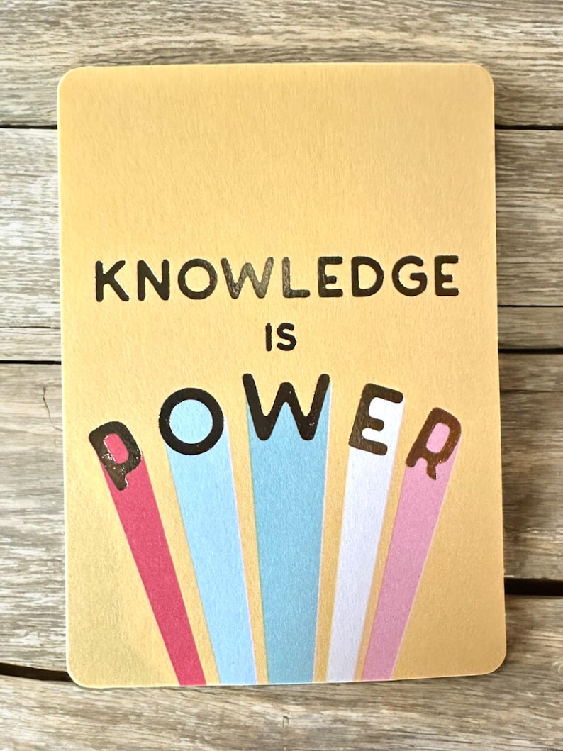 K&ouml;nnte beinhalten: Eine rechteckige Karte mit abgerundeten Ecken, die die Worte "KNOWLEDGE IS POWER" in schwarzen und farbigen Buchstaben zeigt. Das Wort "POWER" hat farbige Strahlen, die sich von jedem Buchstaben aus erstrecken, auf hellgelbem Hintergrund.