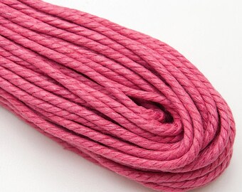 Könnte beinhalten: Nahaufnahme eines rosa Baumwollkordels mit einem Durchmesser von 2 mm und einer Länge von 10 Yards (9 Metern). Der Kordel ist fest gewickelt und zeigt die Textur der Baumwollfasern.