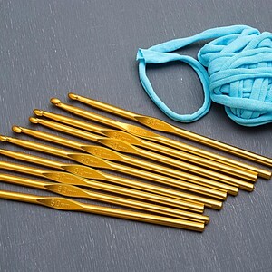 5pcs Small size hooks set 4-6mm. Metal handle crochet hooks. Crochet tools supplies. Aluminum hook. Bulky yarn needles. Crochet accessory image 6