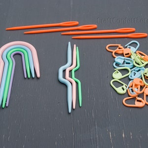 Puede incluir: Un conjunto de agujas de crochet de pl&aacute;stico de colores, que incluye un conjunto de cinco agujas de arco&iacute;ris, un conjunto de cuatro agujas curvas y un conjunto de 20 marcadores de puntadas en varios colores. CraftConfetti.etsy.com