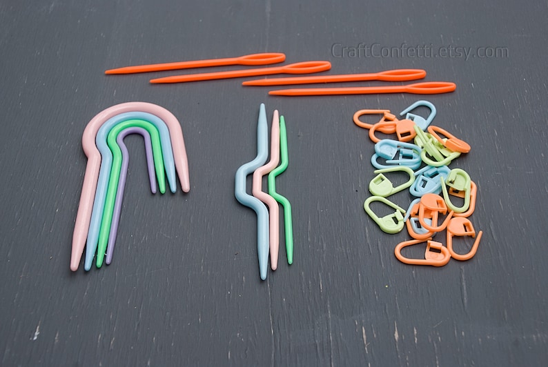 Puede incluir: Un conjunto de agujas de crochet de pl&aacute;stico de colores, que incluye un conjunto de cinco agujas de arco&iacute;ris, un conjunto de cuatro agujas curvas y un conjunto de 20 marcadores de puntadas en varios colores. CraftConfetti.etsy.com
