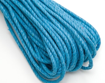 Könnte beinhalten: Nahaufnahme eines türkisfarbenen Kordels, das zu einer Spirale gewickelt ist. Das Kordel hat einen Durchmesser von 2 mm und ist 10 Yards (9 Meter) lang.
