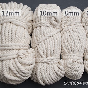 K&ouml;nnte beinhalten: Vier Spulen aus nat&uuml;rlichem Baumwollseil in verschiedenen Gr&ouml;&szlig;en: 12 mm, 10 mm, 8 mm und 6 mm. Das Seil ist wei&szlig; und hat eine nat&uuml;rliche Textur.