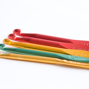 5pcs Small size hooks set 4-6mm. Metal handle crochet hooks. Crochet tools supplies. Aluminum hook. Bulky yarn needles. Crochet accessory image 2