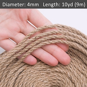 Peut inclure: Gros plan sur une ficelle de jute brune naturelle, de 4 mm de diamètre, avec une main tenant une longueur de ficelle. La ficelle est enroulée en bobine. Le texte "Diamètre : 4 mm Longueur : 10 yd (9 m)" est visible sur l'image.
