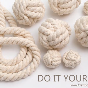 K&ouml;nnte beinhalten: Nahaufnahme eines wei&szlig;en Seils, das zu einem Knoten gebunden ist. Das Seil ist kreisf&ouml;rmig angeordnet und es gibt mehrere kleinere Knoten, die zu Kugeln gebunden sind. Der Text "DO IT YOURSELF!" ist unterhalb des Seils geschrieben.